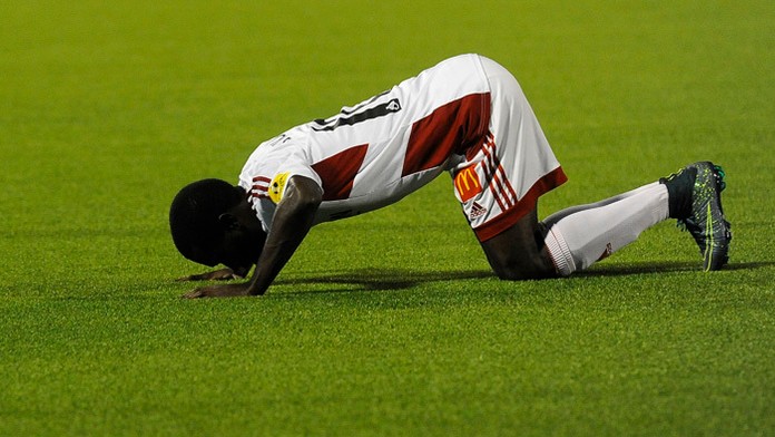 Trenčan Ibrahim Rabiu bozkáva trávnik po tom, čo strelil gól Michalovciam.