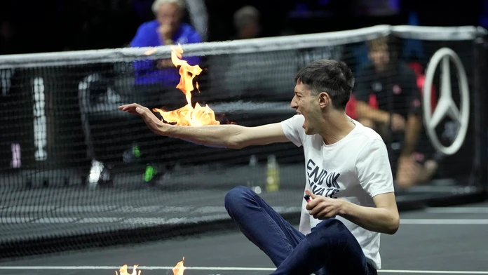 Laver Cup: Duel Tsitsipasa a Schwartzmana narušil demonštrant s ohňom, skoro mu zhorela ruka