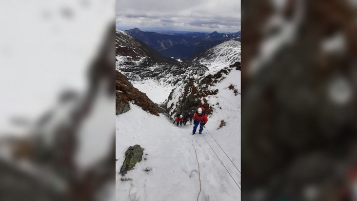 Zachránili snowboardistu v Školskom žľabe. 