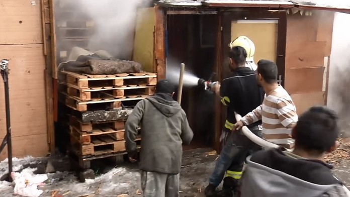 Požiar vyhnal z izieb asi stovku ľudí.