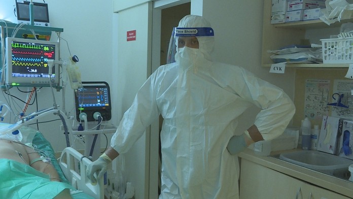 Dobrovoľník Jerguš Ridzoň na covidovom oddelení.