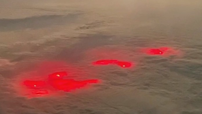 Nad Pacifikom spozorovali záhadnú červenú žiaru. Vysvetlenie tohto javu vás zrejme prekvapí