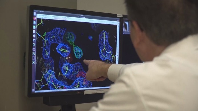 Mladá upratovačka.