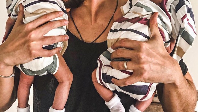 Zľava Marko Daňo a Fín Sakari Manninen bojujú o puk v dueli na MS 2019.