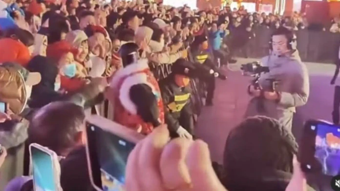 VIDEO: Humanoidný robot sa náhle vrhol do davu ľudí, museli ho odtiahnuť z pódia