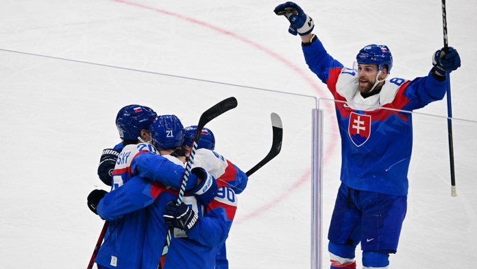 Erik Černák sa teší so spoluhráčmi z gólu na ZOH v Miláne