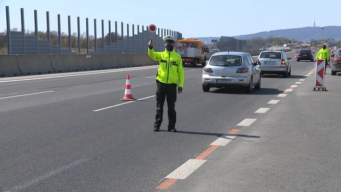 Bratislavskí policajti kontrolovali diaľnicu aj dnes.