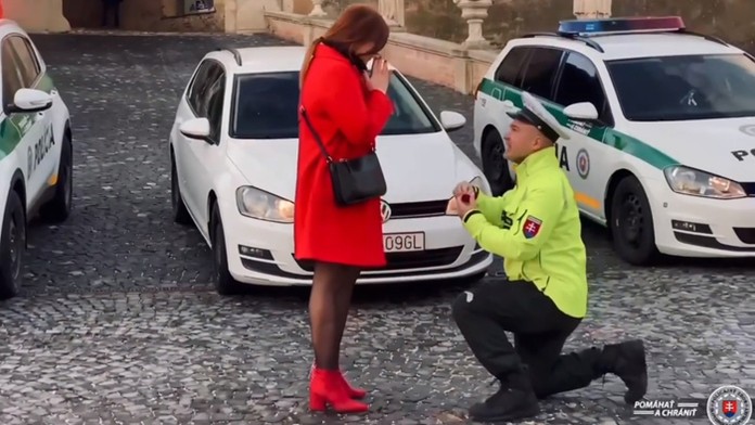 Policajt počas služby požiadal o ruku svoju láskuziadost o ruku.