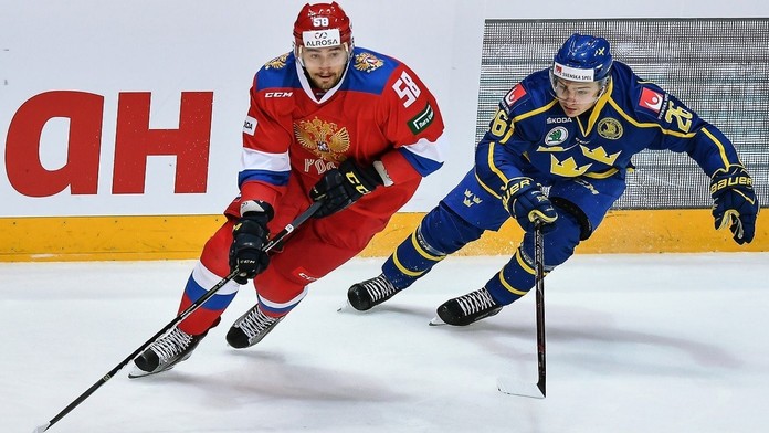 Rus Anton Slepyšev v súboji o puk so Švédom Erikom Brannstromom.