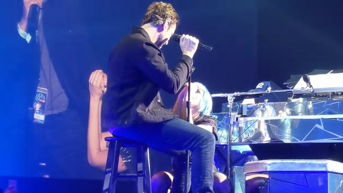 Lady Gaga a Bradley Cooper spoločne na pódiu