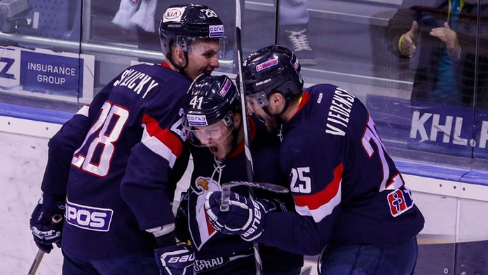 Hráči Slovana oslavujú gól, zľava Pavol Skalický, Patrik Lušňák a Marek Viedenský. 