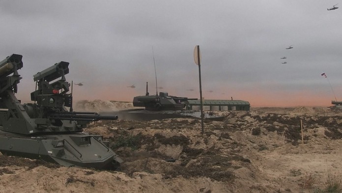 Ruská armáda ukázala médiám po prvý raz v akcii aj roboty, ktoré majú guľomety či granátomety.