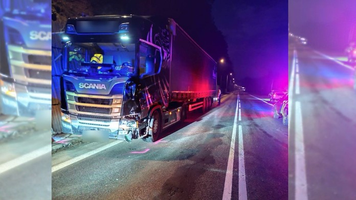 Tragická nehoda na strednom Slovensku. Chodec (†51) kráčal po strede cesty, zrazil ho kamión