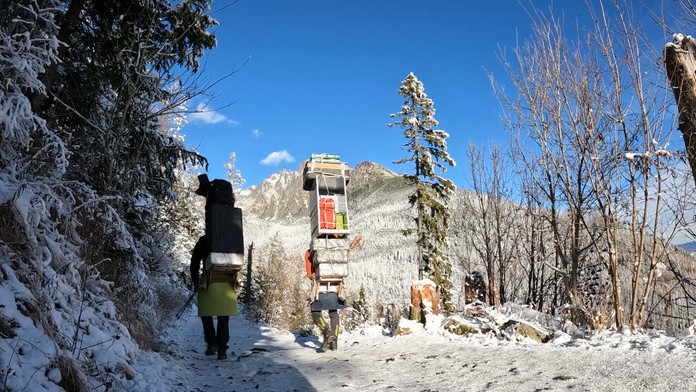 Tatranskí nosiči sú doslova svetovou raritou. Ich povinnosti pokračujú aj na chate, ktorú sme navštívili