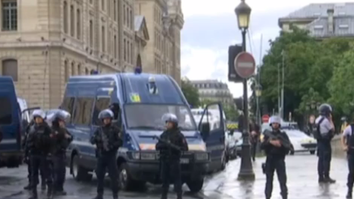 Polícia oblasť uzavrela.