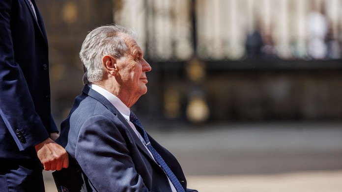 Miloš Zeman na vozíku