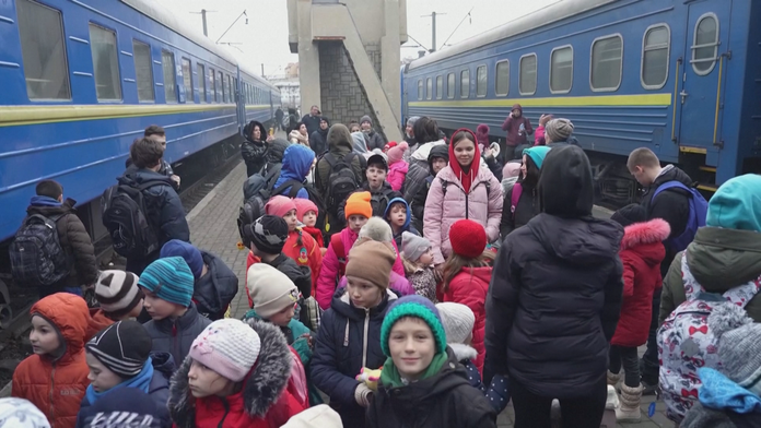 Dieťa, ktoré príde na Slovensko bez sprievodu, musí ísť do opatery. Rodina či známi sa k nemu dostávajú zložito