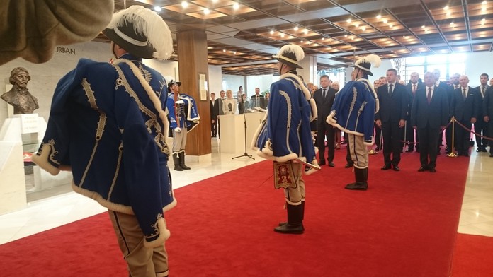 Čestná stráž je v parlamente 