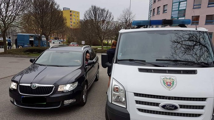 Podávanie daňových priznaní z auta.