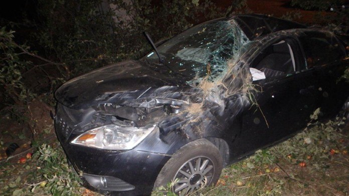 Havarované auto vodičky, ktorá nafúkala.