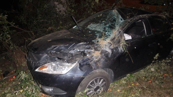 Havarované auto vodičky, ktorá nafúkala.