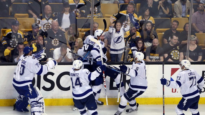 Radosť hráčov Tampy Bay po strelení víťazného gólu 