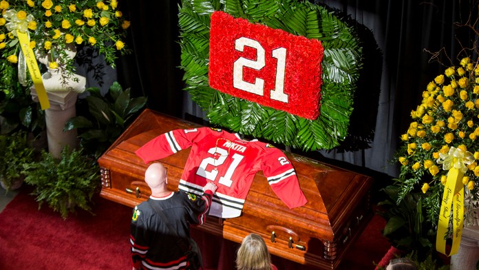 Priaznivci Chicaga sledujú rakvu, v ktorej sú pozostatky Stana Mikitu.