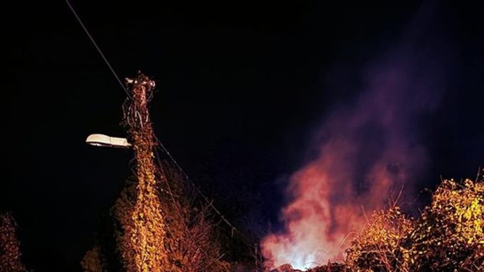 Tragédia pri požiari záhradnej chatky v Bratislave. Ľudské telo bolo obhorené