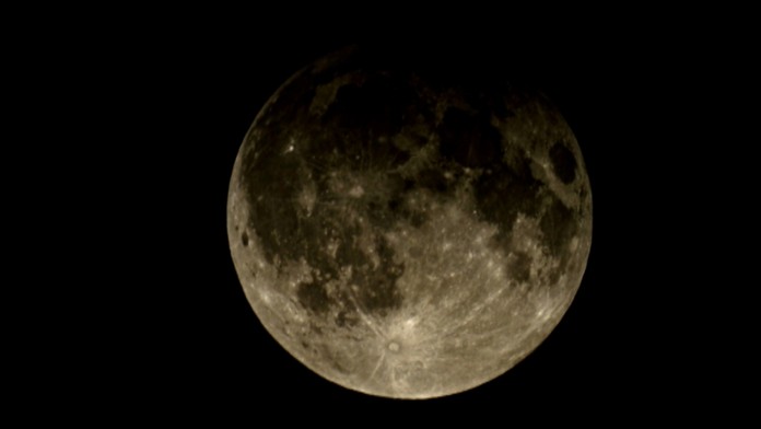 Tieňové zatmenie mesiaca.