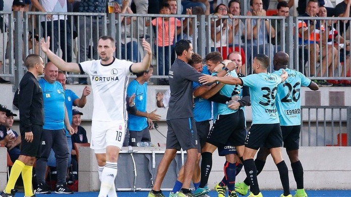 Hráči Dudelange sa radujú po góle do siete Legie Varšava.