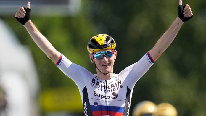 Slovinec Matej Mohorič sa stal víťazom 19. etapy Tour de France.