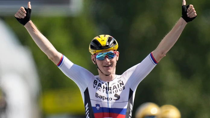 Slovinec Matej Mohorič sa stal víťazom 19. etapy Tour de France.