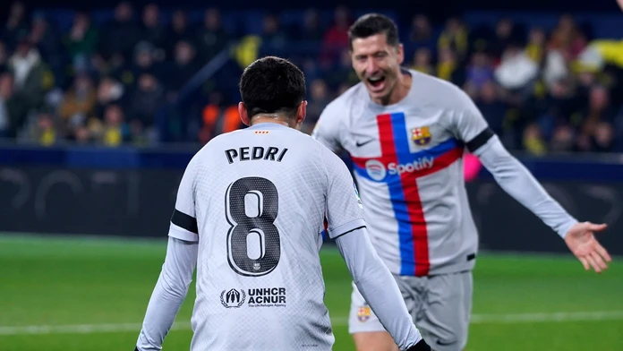 Pedri s Lewandowskim si vymenili úlohy a zariadili najtesnejšie víťazstvo, Atletico ratoval Depay