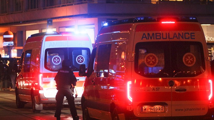 Na videosnímke policajti zasahujú na mieste po streľbe neďaleko synagógy 2. novembra 2020 vo Viedni.