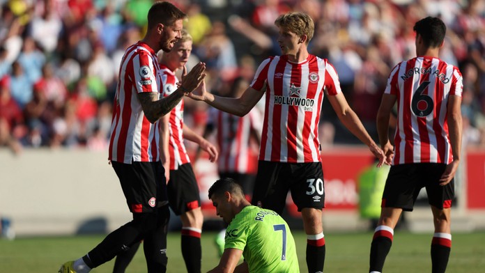 Manchester United utŕžil potupnú prehru, Arsenal aj City víťazne