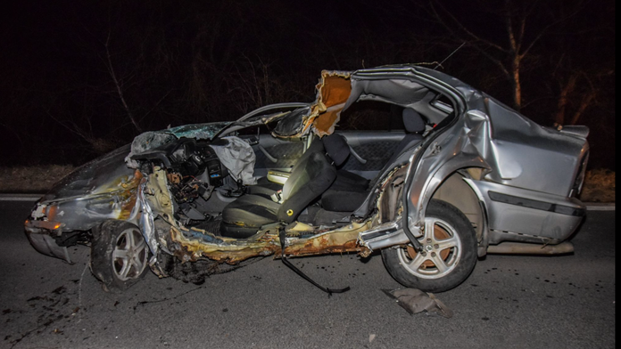 Na snímke zničené auto po náraze do stromu pri Nižnej Hutke.