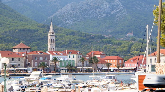 Opitý ukrajinský turista v Chorvátsku napadol čašníčku. Tá ho zhodila do mora