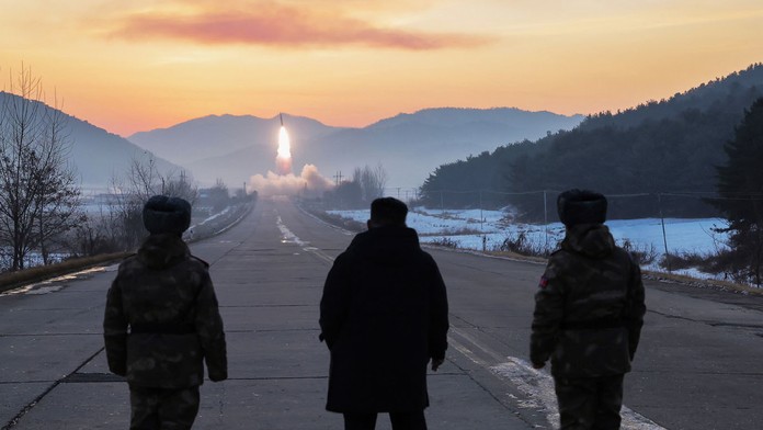KĽDR potvrdila testovací odpal hypersonických rakiet, dohliadal naň Kim Čong-un
