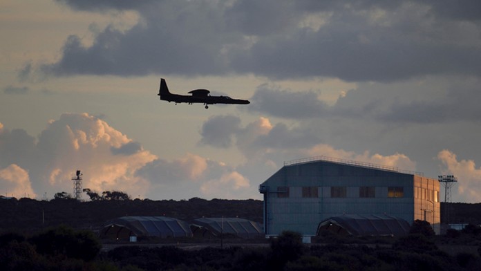 Štyri bojové lietadlá britského Kráľovského letectva uskutočnili prvé nálety na ciele militantnej skupiny Islamský štát v Sýrii.