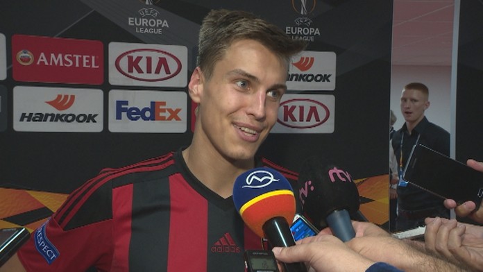 Hrdina zápasu Matej Oravec odpovedá na otázky novinárov.