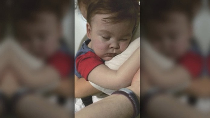 Alfie päť dní po odpojení od prístrojov zomrel.