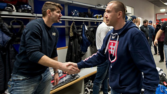 Generálny manažér Olympijského tímu SR Žigmund Pálffy počas stretnutia s hráčmi na zraze.