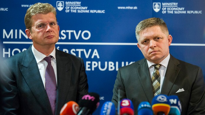 Minister hospodárstva Peter Žiga a premiér Robert Fico.