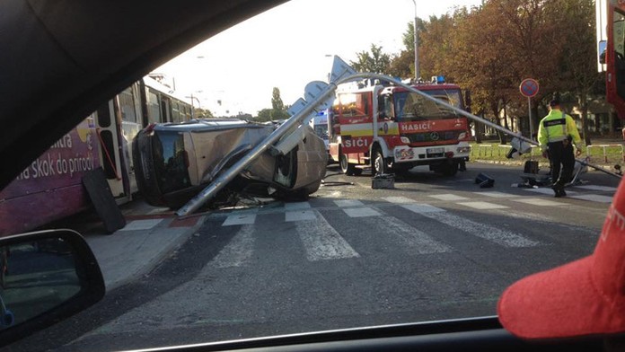 Nehoda električky a auta v Bratislave.