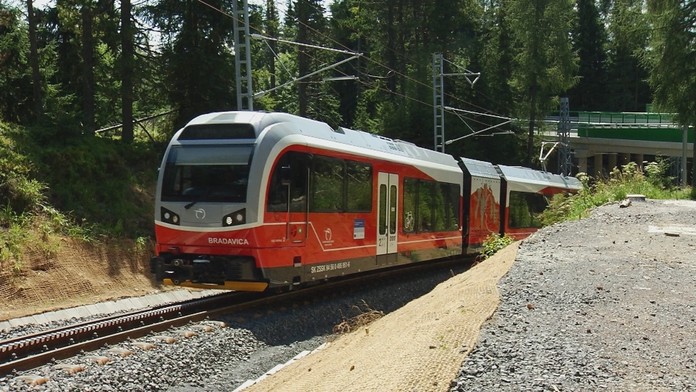 Elektrická zubačka počas prvej jazdy.