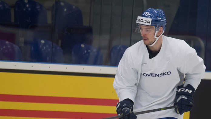 Radosť Francúzov, zľava Anthony Rech, Charles Bertrand a Valentin Claireaux po góle proti USA na MS 2019.