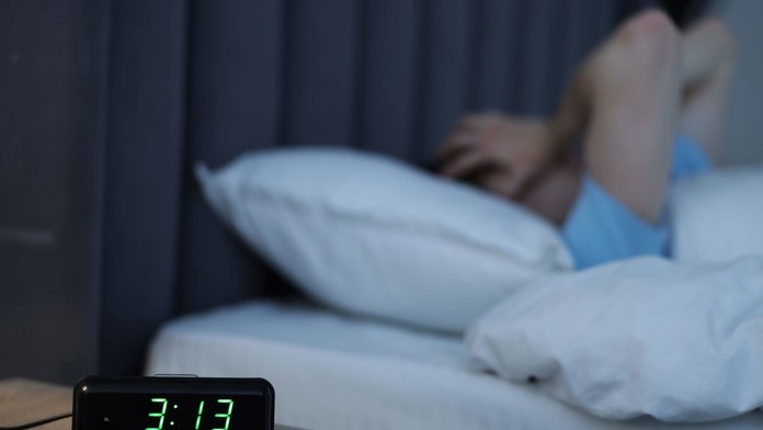 Chcete spať, no mozog vám to nedovolí. S problémom prvej noci sa stretol každý, vedci majú vysvetlenie