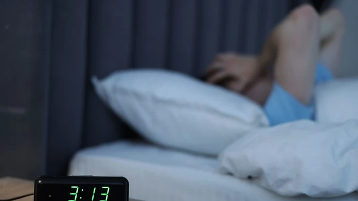Chcete spať, no mozog vám to nedovolí. S problémom prvej noci sa stretol každý, vedci majú vysvetlenie