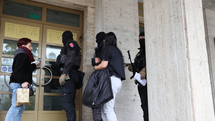 Sudca prepustil matku, ktorej novorodenca našli mŕtveho v práčke, na slobodu