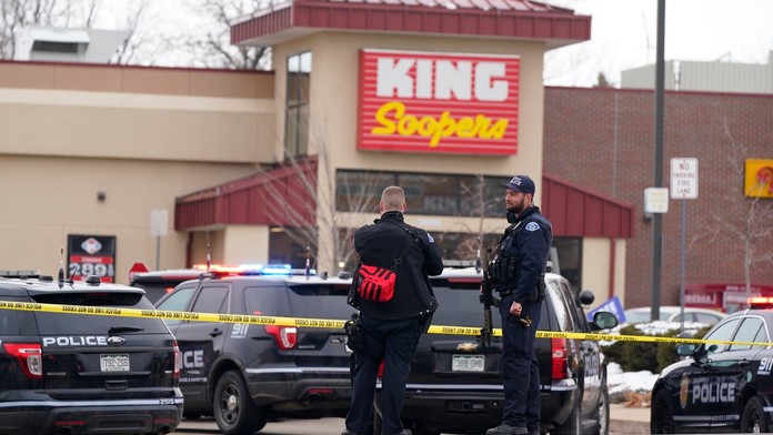 Policajti stoja pred supermarketom v meste Boulder, v ktorom došlo k masovej vražde.